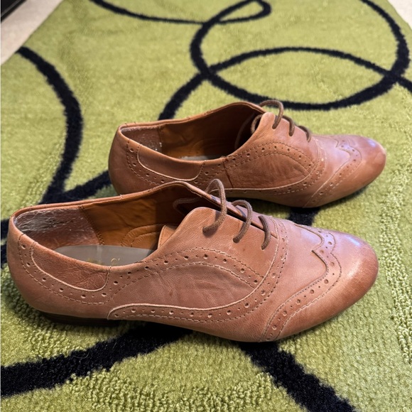 Crown Vintage Tan Oxfords - Picture 4 of 6